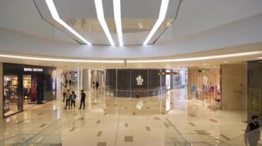 Changsha şehri şehir merkezinde ünlü lüks alışveriş merkezi yürüyen merdiven yavaş çekimde panorama 4k porselen