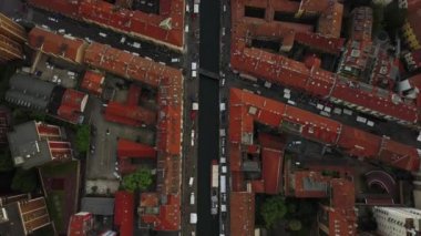 İtalya 'nın Milano şehrinde yaşam bloklarının çatı ve cadde trafiğini gösteren hava manzarası 