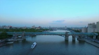 Alacakaranlık Moskova Nehri ünlü Gorky Park Köprüsü Hava Panoramik 4k Rusya