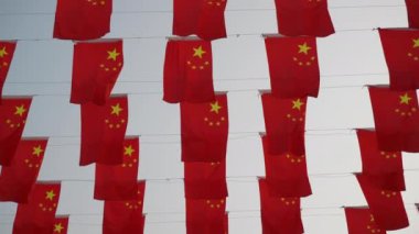 Güneşli bir gün Changsha şehri Çin ulusal bayrakları ipte dalgalanır yavaş çekimde görüntü 4k çin