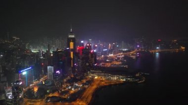 Aydınlatılmış Hong Kong şehrinin hava manzarası, Gece, 4k  
