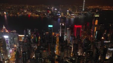 Aydınlatılmış Hong Kong şehrinin hava manzarası, Gece, 4k  