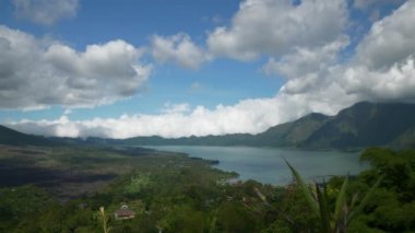 Endonezya, Bali, Endonezya 'da göl ve tepe tepeli ünlü bir volkan manzarası.