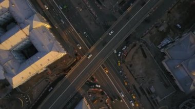 Gün batımında Moskova şehir trafiği kavşağı bahçe halkası panoramik 4k Rusya