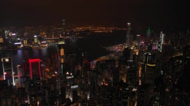 Aydınlatılmış Hong Kong şehrinin hava manzarası, Gece, 4k  