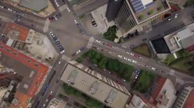 İtalya 'nın Milano şehrindeki trafik kavşağının hava görüntüsü. Panorama 