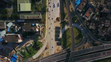 Zhuhai şehrindeki şehir trafiğinin hava görüntüsü, Çin, 4K 