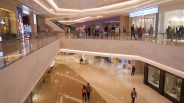 Qingdao şehrindeki ünlü alışveriş merkezi, Çin, panorama, 4k 