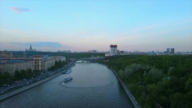 Moskova Nehri, ünlü Gorky Park Körfezi havadan alacakaranlık panoramik 4k Rusya