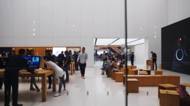 Qingdao, Çin 'deki ünlü alışveriş merkezinin panoraması, 4K 