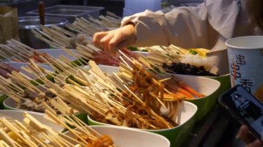 Qingdao şehrinin ünlü sokak yemeklerine yakın çekim. 