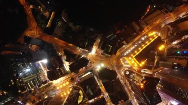 Aydınlatılmış Hong Kong şehrinin hava manzarası, Gece, 4k  