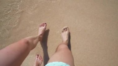 Bali adasında güneşli bir gün, kumların üzerinde yürüyen çift, Endonezya, yavaş çekim 