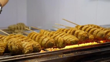 Qingdao şehrinin ünlü sokak yemeklerine yakın çekim. 