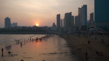 Çin, Qingdao 'da meşhur halk plajı.