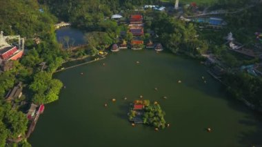 Çin 'in Zhuhai şehrindeki ünlü nuanming parkının havadan görüntüsü, 4K 