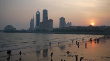 Çin, Qingdao 'da meşhur halk plajı.