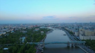Moskova nehri ünlü Gorky Park yaya köprüsü alacakaranlık panoramik 4k Rusya