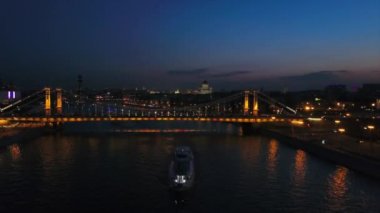Gece vakti Moskova nehir gemisi trafiği Krymsky Köprüsü havadan panoramik 4k Rusya