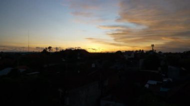 Sanur 'un çatılarının günbatımı manzarası, Bali Adası, Endonezya