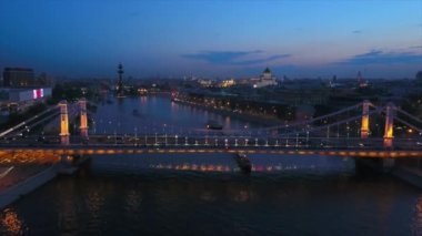 Gece lambası Moskova Nehri Koyu Krymsky Köprüsü Gorky Park Hava Panoramik 4k Rusya