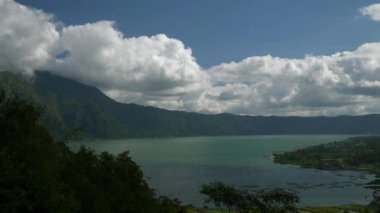Endonezya, Bali, Endonezya 'da göl ve tepe tepeli ünlü bir volkan manzarası.