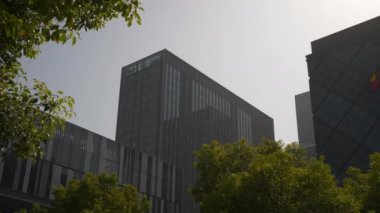 Qingdao şehrindeki modern ofis binaları, Çin, 4K