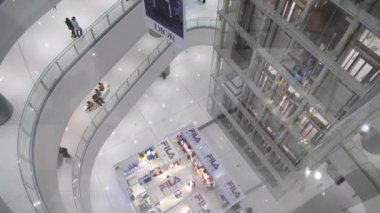 Changsha şehri şehir merkezindeki ünlü alışveriş merkezi ana salonu en üst kat ağır çekim panoraması 4k porselen.