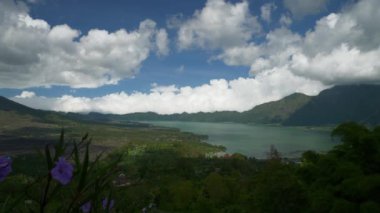 Endonezya, Bali, Endonezya 'da göl ve tepe tepeli ünlü bir volkan manzarası.