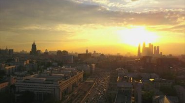 Gün batımı ünlü Moskova şehri trafik bahçesi havadan panoramik 4k Rusya