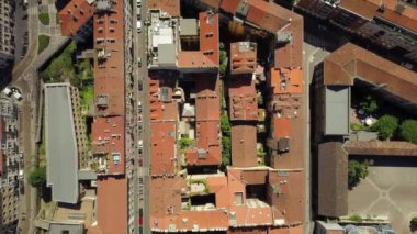 İtalya 'nın Milano kentindeki yaşam bloklarının çatıları ve sokak trafiğinin havadan görüntüsü 