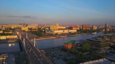 Günbatımı Moskova Nehri ünlü Krymsky Köprüsü Hava trafiği 4k Rusya