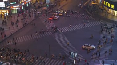 Gece vakti Changsha şehri şehir merkezindeki kalabalık çatı üstü panorama 4K Çin porseleni.