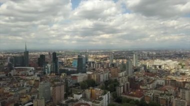 İtalya 'nın Milano şehrindeki şehir merkezinin havadan görüntüsü 