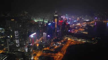 Aydınlatılmış Hong Kong şehrinin hava manzarası, Gece, 4k  