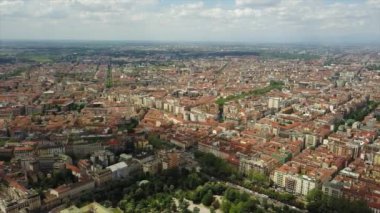 Milano, İtalya 'daki canlı blokların çatılarının havadan görünüşü 