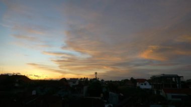 Sanur 'un çatılarının günbatımı manzarası, Bali Adası, Endonezya