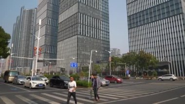 Changsha şehri güneşli bir gün trafik caddesi yaya geçidi ağır çekim panorama 4k porselen