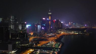 Aydınlatılmış Hong Kong şehrinin hava manzarası, Gece, 4k  