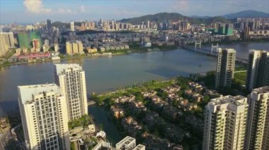 Zhuhai City, Çin 'de nehir körfezi olan şehir manzarası, 4K