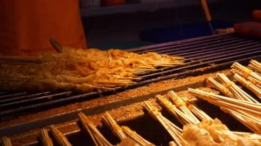 Qingdao şehrinin ünlü sokak yemeklerine yakın çekim. 