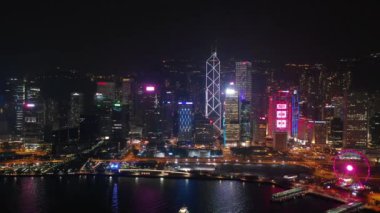 Aydınlatılmış Hong Kong şehrinin hava manzarası, Gece, 4k  