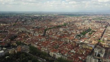 Milano, İtalya 'daki canlı blokların çatılarının havadan görünüşü 