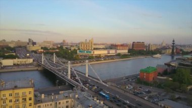 Gün batımı Moskova Şehri ünlü Krymsky Köprüsü Hava trafiği 4k Rusya