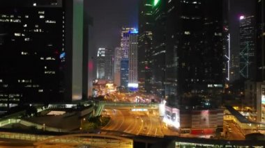 Aydınlatılmış Hong Kong şehrinin hava manzarası, Gece, 4k  