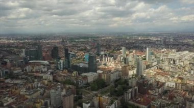 İtalya 'nın Milano şehrindeki şehir merkezinin havadan görüntüsü 
