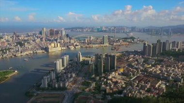 Macau ile Zhuhai şehir manzarası, şehir körfezi, güneşli bir günde hava manzarası, 4k