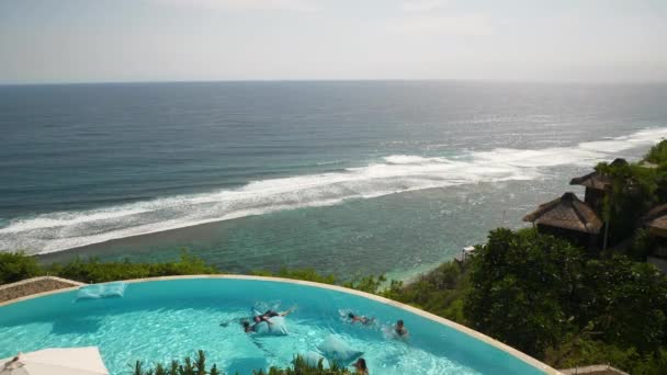 バリ島での晴れた日 ヒルトップホテルでのスイミングプール インドネシア スローモーション — ストック動画