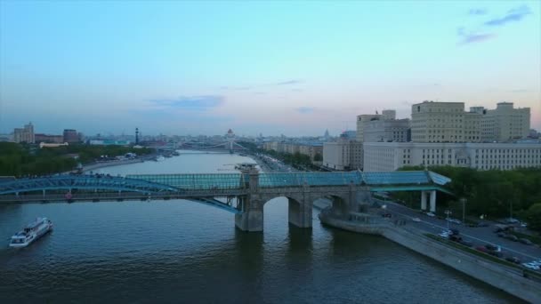 Schemering Moskoe Rivieroever Gorky Park Voetgangersbrug Antenne Panoramisch Rusland — Stockvideo