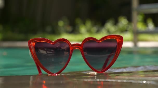 Primer Plano Las Gafas Sol Corazones Rojos Fondo Piscina Hotel — Vídeo de stock